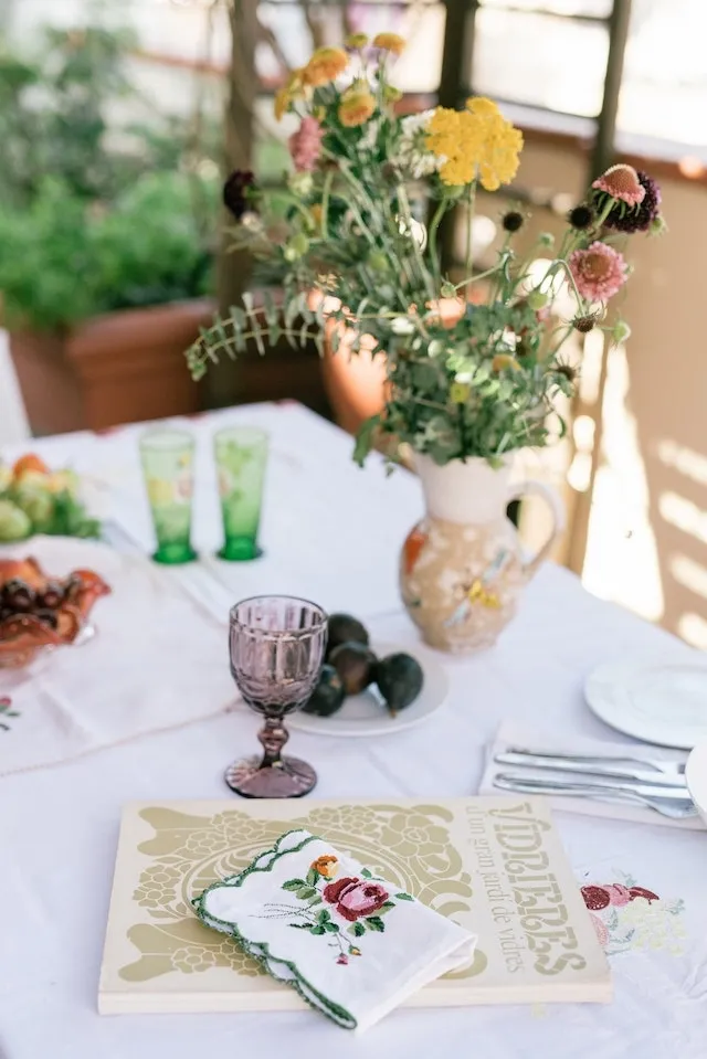 Elegant table arrangement with tablecloth for best tablecloths for events