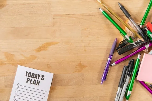 a printed sticky note beside some pens for how to print on post it notes