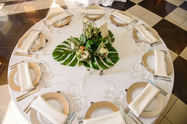 a circular wedding table for what size tablecloth for 72 round table