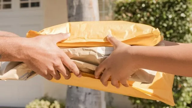 delivery packages being handed over for how much does a bubble mailer weigh