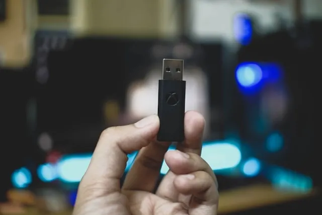 a person holds a usb flash drive for how long do flash drives last