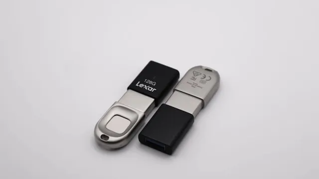 a pair of usb flash drives for how long do flash drives last