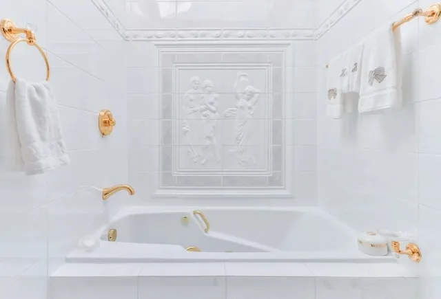 a white bathing area with towels for how to whiten towels without bleach