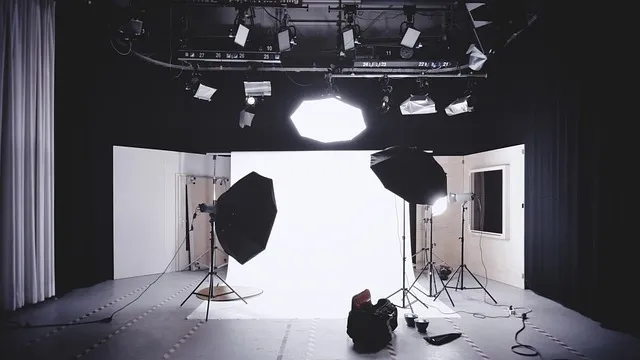 a-streaming-desk-with-key-light-and-glowing-backdrop-for-best-lighting-for-streaming a-streaming-desk-with-key-light-and-glowing-backdrop-for-best-lighting-for-streaming