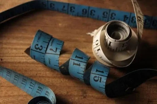 Measuring tape for calculating tablecloth length, width, and drop before choosing the right size.jpg Measuring tape for calculating tablecloth length, width, and drop before choosing the right size.jpg