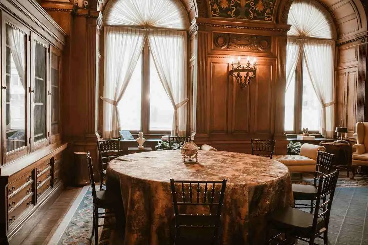 Round dining table dressed in linen with a low centerpiece, ready for a table runner across its diameter.jpg Round dining table dressed in linen with a low centerpiece, ready for a table runner across its diameter.jpg