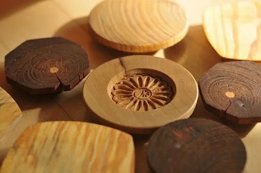 Natural wood slice coasters with growth rings and bark edges illustrating DIY branch and wood-slice woodworking coaster construction.jpg Natural wood slice coasters with growth rings and bark edges illustrating DIY branch and wood-slice woodworking coaster construction.jpg