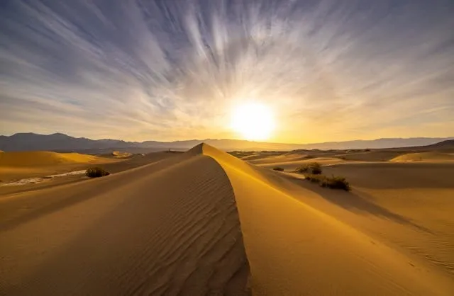 intense sunshine in a desert for best neck fan