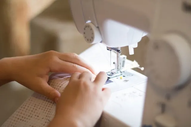 someone using a sewing machine for 10 minute table runner someone using a sewing machine for 10 minute table runner