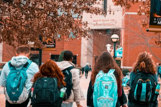 a group of students carrying backpacks for best everyday backpack a group of students carrying backpacks for best everyday backpack