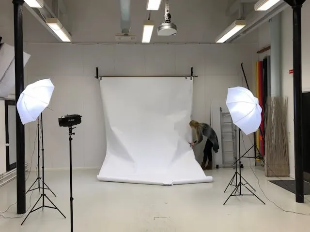someone setting up for a photoshoot for backdrop ideas someone setting up for a photoshoot for backdrop ideas
