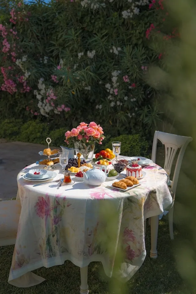 Beautiful outdoor table setting for how to keep tablecloths from blowing away