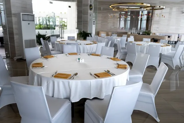 Elegant round table setting with tablecloth for tablecloth sizes