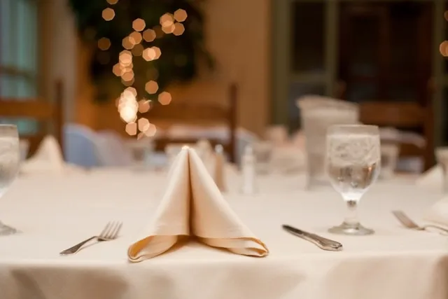 a setting at a circular table for what size tablecloth for a 5ft round table