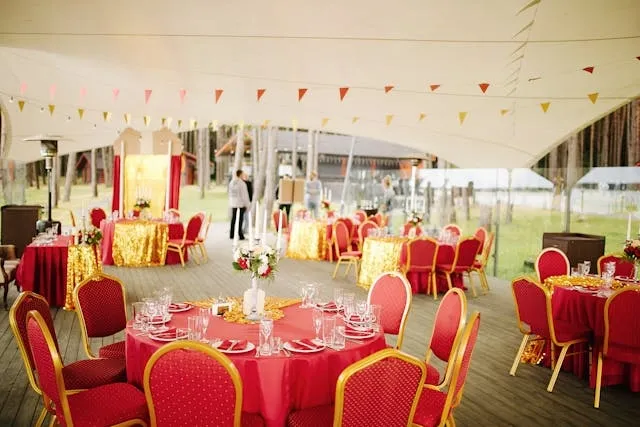 round tables at an event for 70 inch round tablecloth fits what size table