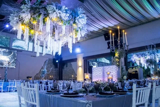 a luxurious wedding reception for wedding tablecloth ideas