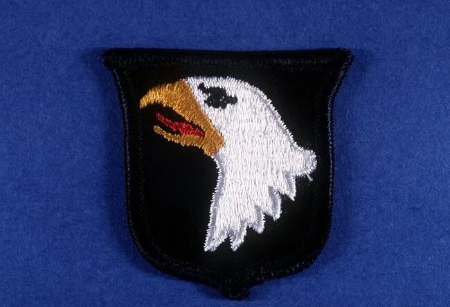 an image of a screaming eagle shoulder patch against a blue background for best military patches