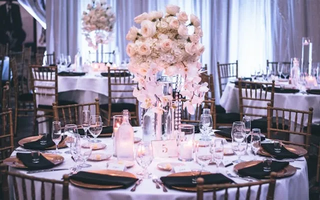 an opulent table setting at a wedding for best tablecloth fabric for wedding