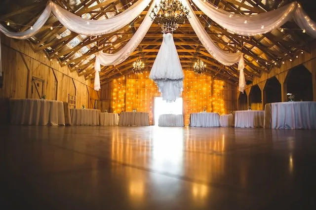 Venue with tables and tablecloths for how much does it cost to rent tablecloths